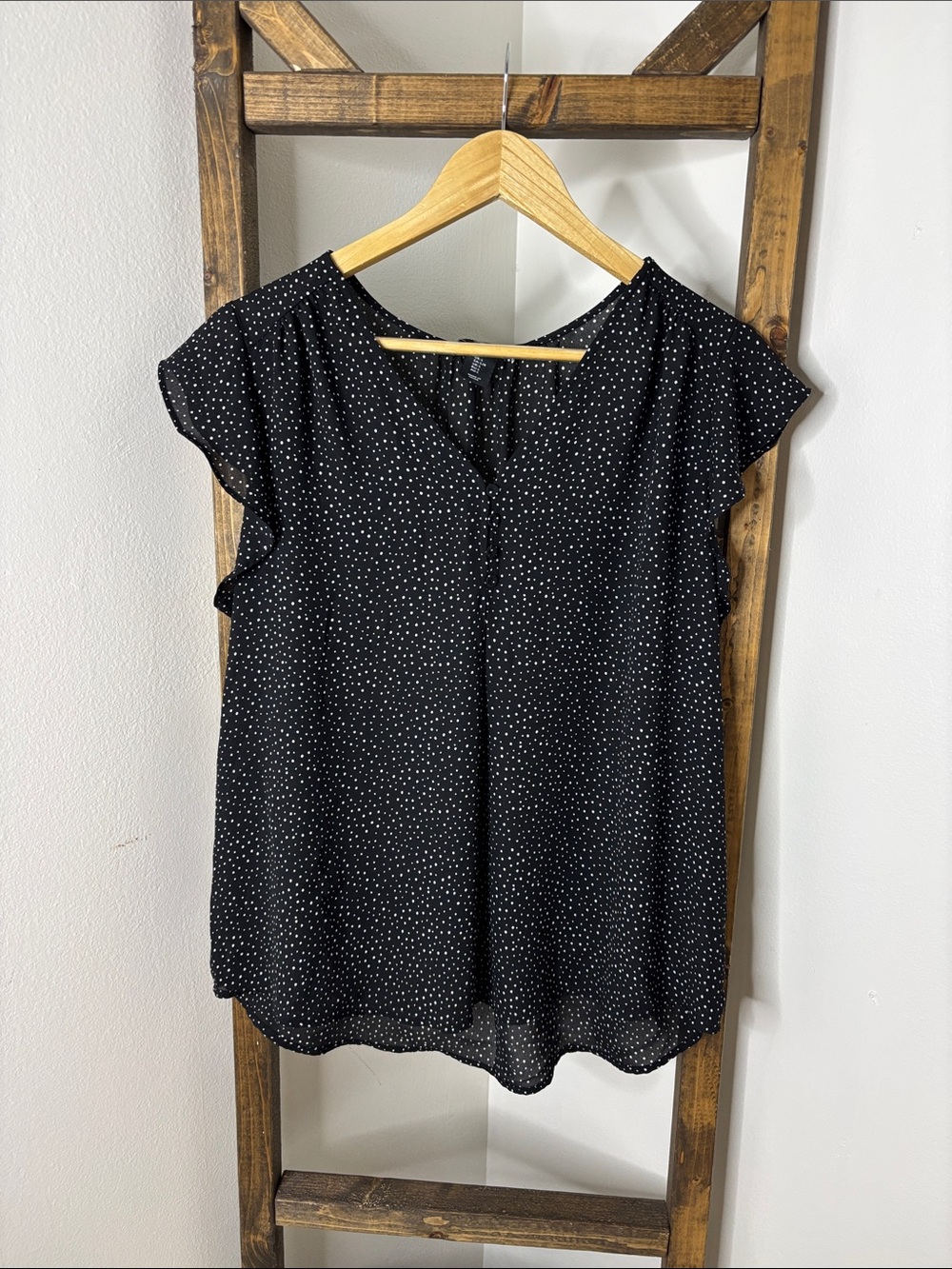 Jones New York Black with White Dot V-Neck Flutter Sleeve Top Size L